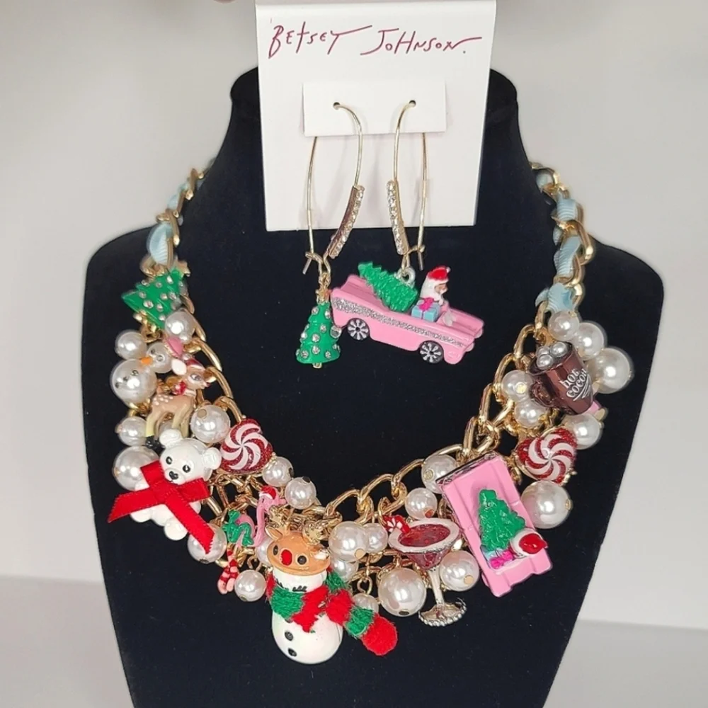 ❄️ Betsey Johnson Christmas necklace and matching earrings set ❄️